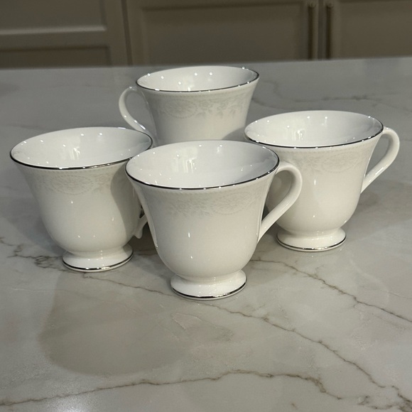Wedgwood St. Moritz White Bone China 4 Cups/3 Saucers - Picture 1 of 12